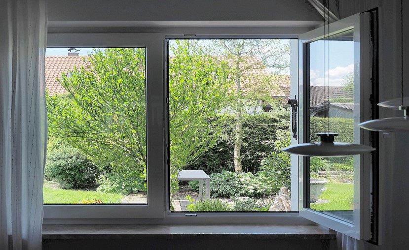 großes Doppelflügliges Fenster, wovon eine Seite ganz geöffnet ist