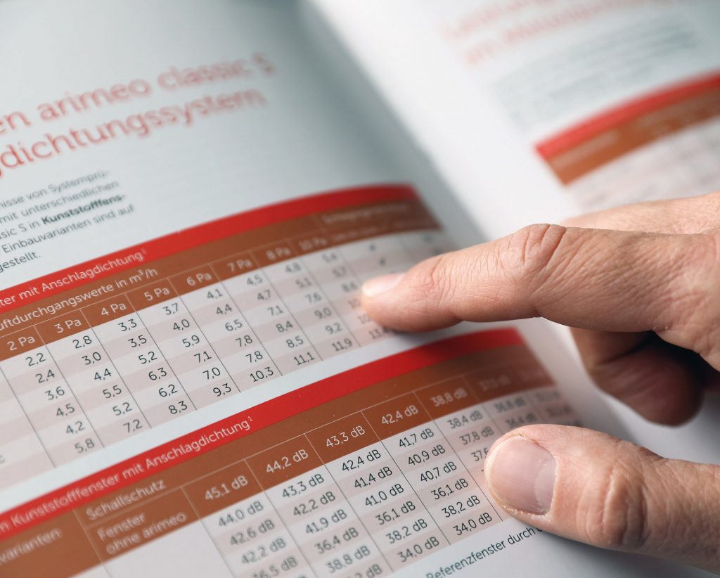 Finger zeigt auf Tabelle, in der Prüfergenisse des Lüfter arimeo CS stehen