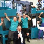 Produktionsteam der Innoperform jubelt anlässlich des 1.000.000 arimeo Fensterfalzlüfter der produziert wurde