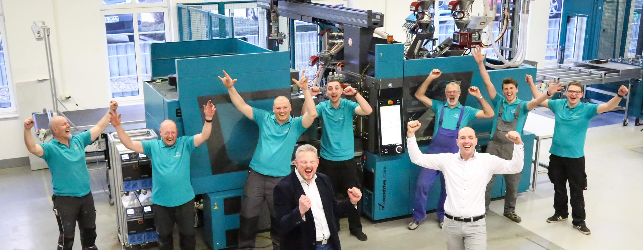 Produktionsteam der Innoperform jubelt anlässlich des 1.000.000 arimeo Fensterfalzlüfter der produziert wurde