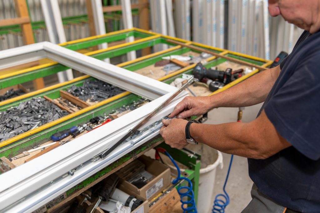 Fensterlüftermontage im Fensterwerk