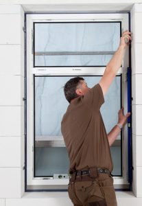 Fenstermontage mit JUSTA® absturzsicher