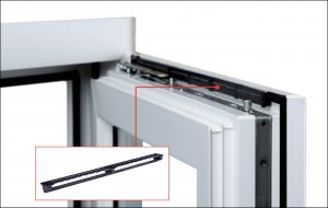 Fenster mit eingebautem arimeo classic S, zusätzlich noch Detailfoto des Produktes arimeo classic S in schwarz